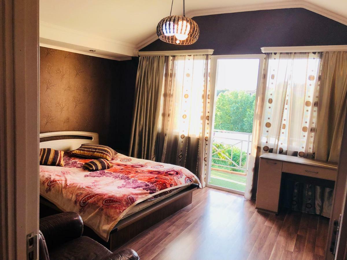 Giorgi Apartment Tbilisi ภายนอก รูปภาพ